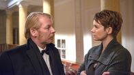 Allmen – Wo sind die geraubten Libellen? Allmens alter Rivale Terry Werenbusch (Ben Becker) und seine Geliebte Jojo Hirt (Andrea Osvárt) belauern sich.