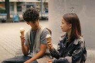 ECHT friends – Pit (Metkan Kalan, l.) und Liv (Marie Wahl, r.) verstehen sich mittlerweile richtig gut. Liv erzählt Pit vom Streit, den sie mit ihrer früheren Freundin Larissa auf dem Fußballplatz hatte.