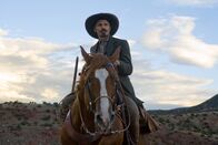 Appaloosa – Everett Hitch (Viggo Mortensen) reitet mit seinem Pferd durch den wilden Westen und stellt seine eigenen Bedürfnisse hinter die derer, denen er hilft nach Recht und Ordnung - frei von Gangstern - zu leben.