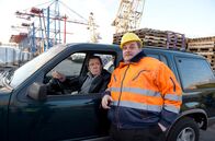 Großstadtrevier – Dirk Matthies (Jan Fedder, l.) sucht im Hafen nach einer Spur von Freddy Poh. Hafen-Heiner (Christoph Hagen-Dittmann, r.) tut so, als ob er nichts über den Verbleib von Freddy wüßte.