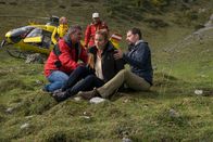 Der Bergdoktor – Katja Becker (Elisabeth Baulitz, M.) kippt neben ihrem Ehemann Nils (Björn von der Wellen, r.) einfach um. Als Dr. Martin Gruber (Hans Sigl, l.) mit der Bergrettung eintrifft, verweigert sie jedoch die erste Hilfe.