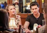 Young Sheldon – Emily Osment (Mandy), Montana Jordan (George ‚Georgie‘ Cooper Jr.).
