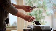 Das war dann mal weg – Für die meisten ist sie ein Relikt aus anderen Zeiten, die Musik- oder Kompakt-Kassette. Sie war billig, praktisch und robust. Und doch ist sie heute fast komplett ausgestorben.