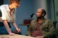 How to Tatort – Luise Wolfram zeigt dem Regisseur (Moritz Führmann) in "How to Tatort", wie ein Verhör geht.