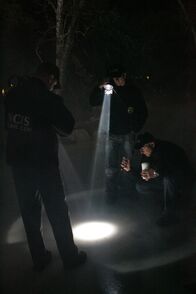 Navy CIS – Als ein paar Kinder einen zugefrorenen Teich überqueren, entdecken sie unter dem Eis einen toten Marine. McGee (Sean Murray, l.), Gibbs (Mark Harmon, r.) und DiNozzo (Michael Weatherly, M.) machen sich auf die Suche nach dem Mörder ...