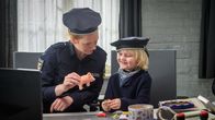 SOKO Wismar – Die Eltern der fast identisch aussehenden Kinder werden für eine weitere Befragung ins Revier des Wismarer Ermittlungsteams einbestellt. Kommissarin Paula Moorkamp (Stella Hinrichs, l.) bespaßt den kleinen Tim Kern (Yvon Sable Moltzen, r.), während dessen Mutter im Verhörraum befragt wird. Wer ist der Vater der beiden Kinder? Und wieso wird solch ein großes Geheimnis daraus gemacht?