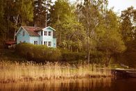 Mord im Mittsommer – Idyllisch: Thomas hatte sich vorgenommen, sein Ferienhaus zu verkaufen.