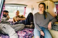 Hubert ohne Staller – Der Streifenwagen wurde geklaut - Hubert und Girwidz müssen zu Fuß ermitteln. Sie entscheiden sich, per Anhalter zu fahren. Leonie Kunz (Sarah Beck, r. mit Komparsen) ist bereit die beiden im Kleinbus mitzunehmen.