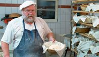 Handwerkskunst! – Ausgeruht: Gut anderthalb Stunden garen die Brote noch einzeln iin Körbchen, bevor sie mit der mehligen Seite nach unten in den Ofen kommen.