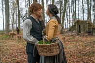 Outlander - Die Highland-Saga – l-r: Jamie Fraser (Sam Heughan), Claire Randall (Caitriona Balfe)