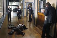 Castle – Auf dem Polizeipräsidium: Dick (Jay R. Ferguson, l.) wurde erschossen, da er drauf und dran war Castle (Nathan Fillion, r.), zu erschießen...