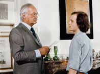 Tatort – Die Auseinandersetzungen zwischen Dr. Konrad Pfandler (Curd Jürgens, li.) und seinem Sohn Uwe (Christian Berkel) verschärfen sich. Uwe ist dem hochkarätigen Intellekt seines Vaters nicht gewachsen und flüchtet sich in den Alkohol.