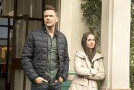 Community – Um Greendale auf Vordermann zu bringen, soll sich Jeff (Joel McHale, l.) der bevorstehenden Zwischenprüfungs-Feier widmen, während Annie (Alison Brie, r.) die heruntergefallene Pinnwand in der Cafeteria wieder aufstellen möchte ...