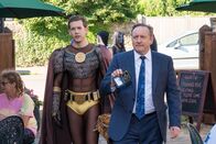 Inspector Barnaby – DS Jamie Winter (Nick Hendrix, l.), Assistent von DCI John Barnaby (Neil Dudgeon) entpuppt sich im Fall einer mit einem Comic erstickten alten Dame als Superheld-Fan, was nicht zu übersehen ist.