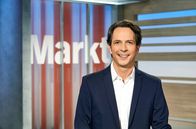 Markt – Jo Hiller moderiert die Sendung "Markt" im NDR Fernsehen