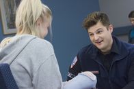 Sirens – Plötzlich wird Brian (Kevin Bigley, r.) zum Prom-Date von Sophie (Paulina Olszynski, l.), einem Mädchen, dass er nach einem Autounfall verarztet hat ...