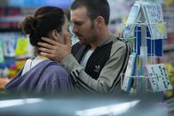 Playing It Cool – L-R: SIE (Michelle Monaghan) und ER (Chris Evans)