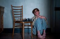 Die Entdeckung der Unendlichkeit – Nachdem bei Stephen (Eddie Redmayne) Amyotrophe Lateralsklerose (ALS) diagnostiziert wurde, verschanzt er sich apathisch in seinem Zimmer.