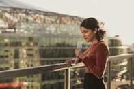 neoriginal: Loving Her – Hanna (Banafshe Hourmazdi) kann ihr Glück kaum fassen: sie macht ein Praktikum in einem renommierten Verlag.