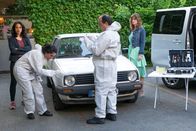 Der Alte – Annabell Lorenz (Stephanie Stumph, l.) hofft, dass die Spurensicherung an Ines Merats (Elisabeth von Koch, r.) Auto entscheidende Spuren sicherstellen kann. (Komparsen im Bild)