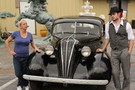 Auction Kings – Cindy Shook and seller pose.