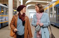 In aller Freundschaft – Katja Brückner (Julia Jäger, re.) bietet ihrer Freundin Alexandra Seier (Katrin Ingendoh, li.) an, gemeinsam zu kochen. Alexandra wundert sich ein wenig, dass Katja für sie Zeit hat, gibt es jetzt doch diesen "Herrn Doktor" in ihrem Leben. Doch Katja kann Alexandra beruhigen: Der "Herr Doktor" hat schon längst eine andere im Arm.