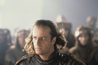 Highlander II - Die Rückkehr – Im Jahr 2024 lebt die Menschheit unter einem Schutzschild vor ultravioletter Strahlung, den Connor MacLeod (Christopher Lambert) mit errichtet hat. Der Unsterbliche von einst lebt inzwischen als Greis in einem Theater. Als ein früherer Feind von seiner Existenz erfährt, will er den Highlander töten lassen. Doch durch den Kampf gewinnt MacLeod seine frühere Energie zurück.