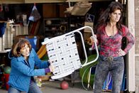 The Middle – Endlich wagt es Frankie (Patricia Heaton, l.): Sie legt sich mit ihrer furchteinflößenden Nachbarin Rita (Brooke Shields, r.) an ...