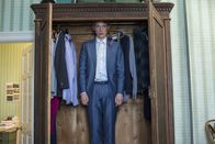 Alles eine Frage der Zeit – Es klappt: Tim (Domhnall Gleeson) nach seiner ersten Zeitreise, für die ein Schrank oder ein dunkler, enger Ort benötigt wird.