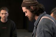 Tatort – Jim Takke (Sebastian Fräsdorf, r.) bereitet gerade ein Konzert mit Clueso (l.) vor, als er die Nachricht vom Mord an seinem Freund bekommt.