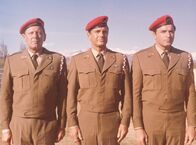 Die Teufelsbrigade – 1942: Leutnant Colonel Robert T. Frederick (William Holden, l.), Major Alan Crown (Cliff Robertson, M.) und Major Cliff Bricker (Vince Edwards, r.) übernehmen eine Sondereinheit, die bei den Nazis bald den Namen 'Brigade des Teufels' erhält ..._Titel: Die Teufelsbrigade