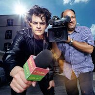 Was guckst du?! – TV-Reporter Tarek ab del Kalek (Kaya Yanar, l.) berichtet für den Fernsehsender Dubai 2 aus Deutschland.