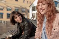 Simple – Marga (Natalia de Molina, r.) und Laia Buedo (Bruna Cusí, l.) unterhalten sich über Margas Fehlverhalten im Krankenhaus sowie über die Herausforderungen öffentlicher Verbote und Normen.
