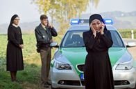Um Himmels Willen – Schwester Hildegard (Andrea Sihler, l.) steht unter Schock, Mutter Oberin Theodora (Nina Hoger, r.) und Polizist Meier (Lars Weström, l.) rufen Verstärkung herbei.