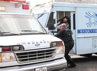 Hawaii Five-0 – Kono und Chin können sich auf eine Party, auf der angeblich Raubkunst gehandelt wird, einschleichen. Doch plötzlich gerät die Situation außer Kontrolle. Für Grover (Chi McBride, vorne) und Jerry (Jorge Garcia, hinten) beginnt ein Wettlauf mit der Zeit ...