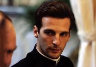 Der Stellvertreter – Riccardo Fontana (Mathieu Kassovitz, re.) ist fest entschlossen, Kurt Gerstein (Ulrich Tukur, li.) bei seinem Vorhaben, das Oberhaupt der Kirche - den Stellvertreter Christi - zu überzeugen, die Weltöffentlichkeit über die Judenvernichtung zu alarmieren.