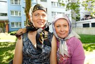 Die Lottosieger – (v.li.) Theresia Haiger (Claudia Deschek), Brigitte Neumeister (Kriemhild Deschek).