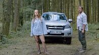 Funkschatten – Lucia (Katarzyna Faszczewska) und Harry (Uwe Rohde) verlassen gemeinsam Alices Wohnwagen.
