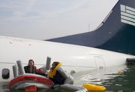 Miracle Landing on the Hudson – REENACTMENT: Die Passagiere versuchen, sich über Wasser zu halten, nachdem das Flugzeug ins Wasser gestürzt ist.
