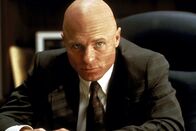 Die Firma – Weil FBI-Agent Wayne Tarrance (Ed Harris) vermutet, dass die Kanzlei für die Mafia in Chicago arbeitet, nimmt er mit Mitch Kontakt auf. Denn noch immer fehlen ihm die Beweise ...