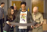 Community – Ein Plan des Gebäudes soll Annie (Alison Brie, l.), Abed (Danny Pudi, M.) und Dean Pelton (Jim Rash, r.) zum alten, verschollenen Computerlabor des ersten Deans von Greendale bringen ...