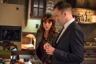 Elementary – Holmes (Jonny Lee Miller, r.) und Kitty (Ophelia Lovibond, l.) ermitteln im Mordfall an einem Paketladen-Besitzer, dessen Tod Verbindungen zum illegalen Handel mit Diamanten aufweist ...