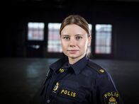 Thin Blue Line – Als Polizeianwärterin ist Sara (Amanda Jansson) neu in ihrer Einheit. Nichtsdestotrotz wird sie Hals über Kopf in den harten Alltag einer Polizistin geworfen und sieht sich ständig mit neuen Herausforderungen konfrontiert.
