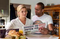Watzmann ermittelt – Johanna Beissl (Ines Lutz, l.) und Jerry Paulsen (Peter Marton, r.) lesen beim Frühstück die aktuelle Zeitung.