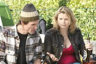 Danni Lowinski – Danni (Annette Frier, r.) bemüht sich um ihren ersten Fall: Sie flirtet mit dem polnischen Handwerker Marke (Dimitri Bilov, l.), der seit Wochen auf dem Nachbarsgrundstück der Winklers arbeitet und ihr bestätigt, dass er Mayumi dort jeden Tag gesehen habe. Wird diese klare Aussage das Gericht überzeugen?