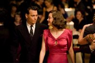 Public Enemies – John Dillinger (Johnny Depp, l.) verliebt sich in die hübsche Billie Frechette (Marion Cotillard, r.).