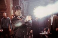 Red Heat – Macht kurzen Prozess: Militärpolizist Ivan Danko (Arnold Schwarzenegger, 2.v.l.) räumt in Chicago mit einem Drogenkartell, das in die Sowjetunion schmuggeln will, auf.