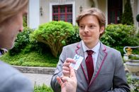 Sturm der Liebe – Theo (Lukas Leibe, r. mit Erich Altenkopf, l.) hadert, ob er den freien Termin beim Psychiater wahrnehmen soll.