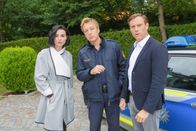 Die Rosenheim-Cops – Polizist Mohr (Max Müller, M.) und Kommissar Bach (Patrick Kalupa, r.) ermitteln, nachdem ein Pooldesigner im Garten von Theresa Strasser (Mimi Fiedler, l.) ermordet aufgefunden wurde.