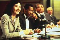 Philadelphia – Belinda Conine (Mary Steenburgen, l.) und Jerome Green (Obba Babatundé, r.) vertreten die Gegenseite: Andrew Becketts ehemalige Arbeitgeber.
